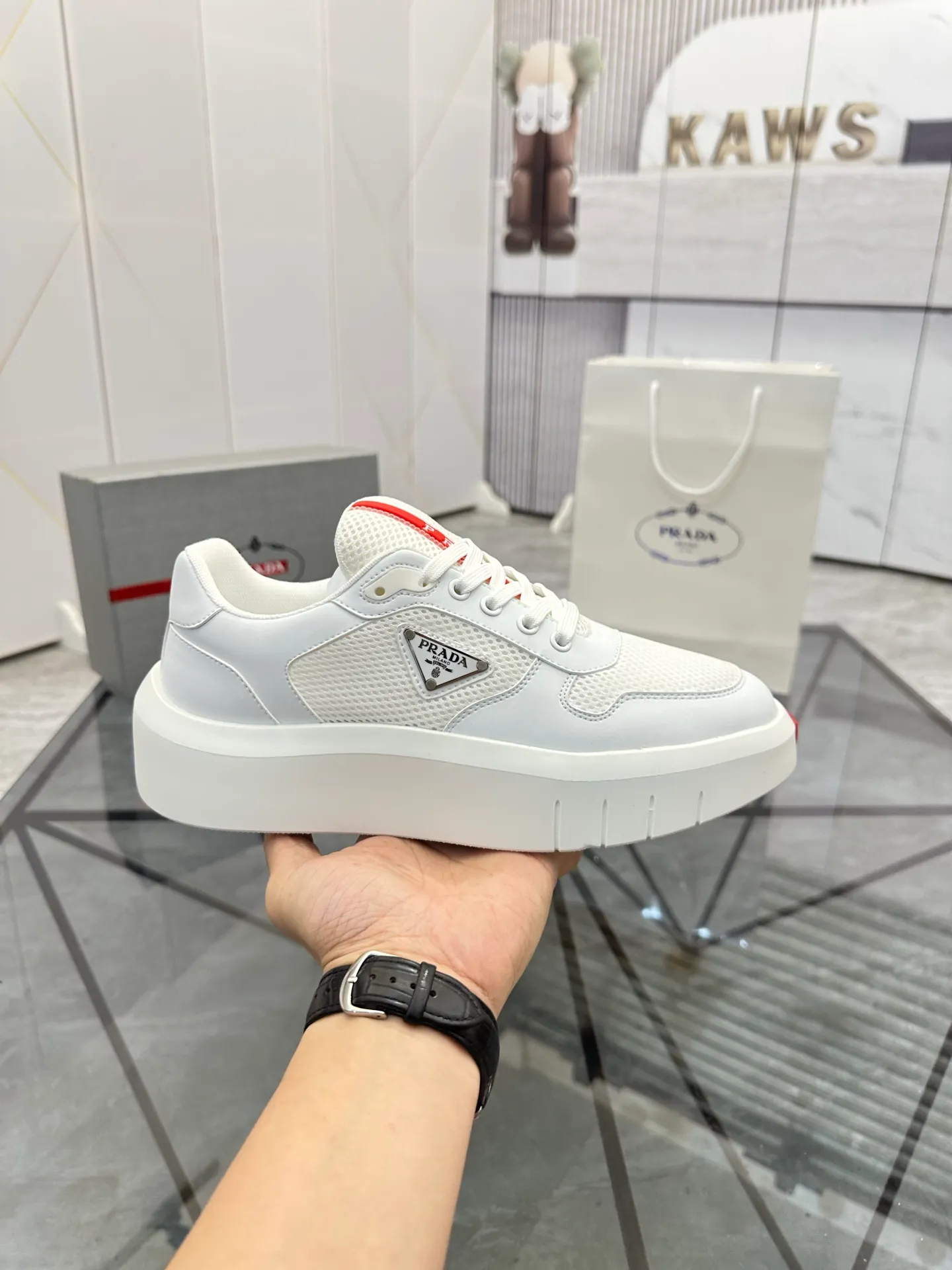 Men's shoes: 💰P620¥ High-end top quality Product trademark: Prada *"Prada*" low-top casual shoes Regular size: 38-45 (can be customized to 46) Product materials: imported first-layer cowhide leather on the upper spliced ​​with original fabric, breathable lining, cowhide foot pads, original ultra-light foam outsole. No.: 001
